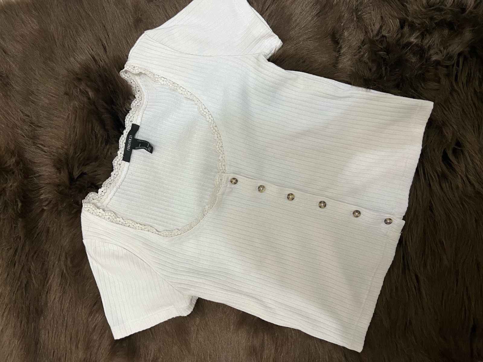 Pull blanc élégant avec dentelle et boutons