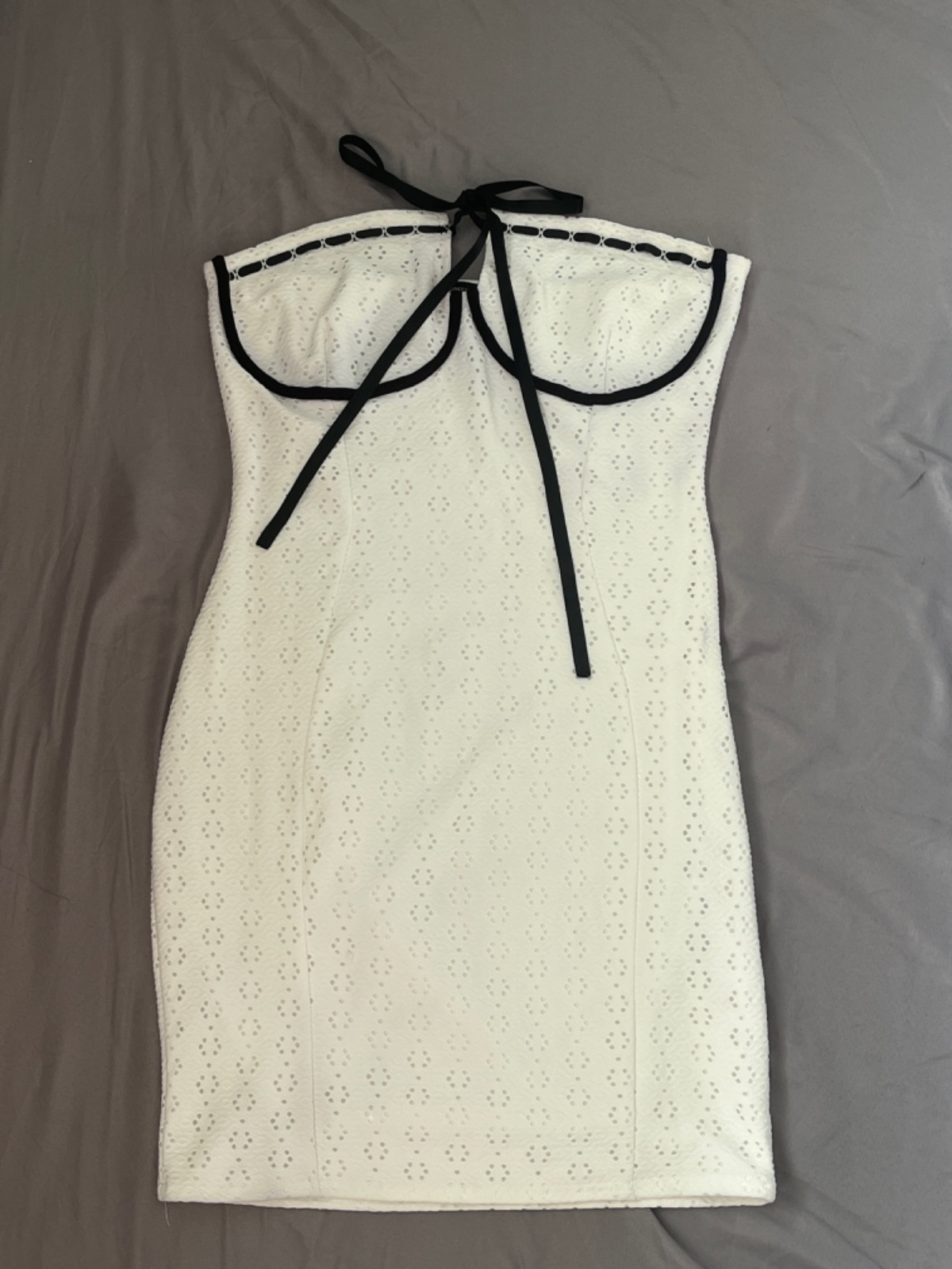 Robe PRETTYLITTLETHING bustier blanche avec des details en noir
