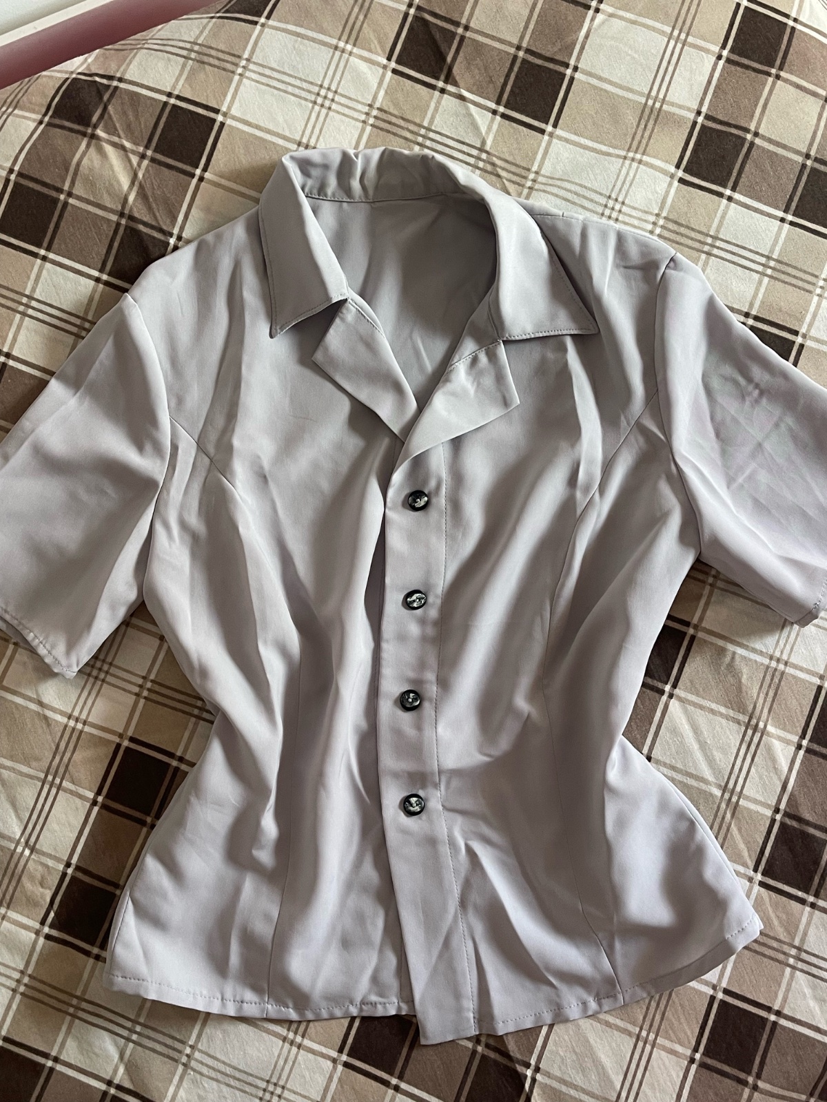 Chemise grise à manches courtes