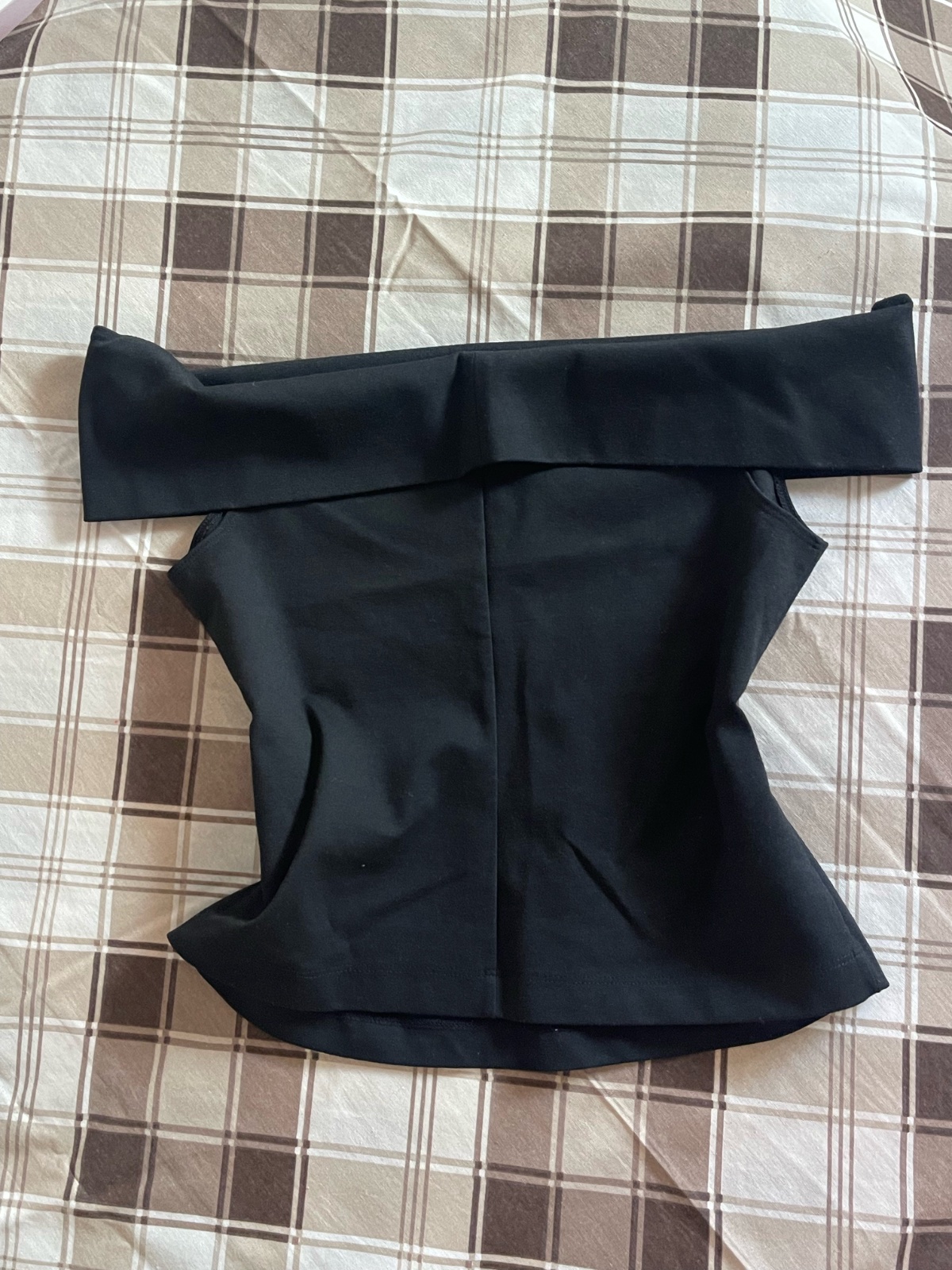 Top noir élégant/off shoulders