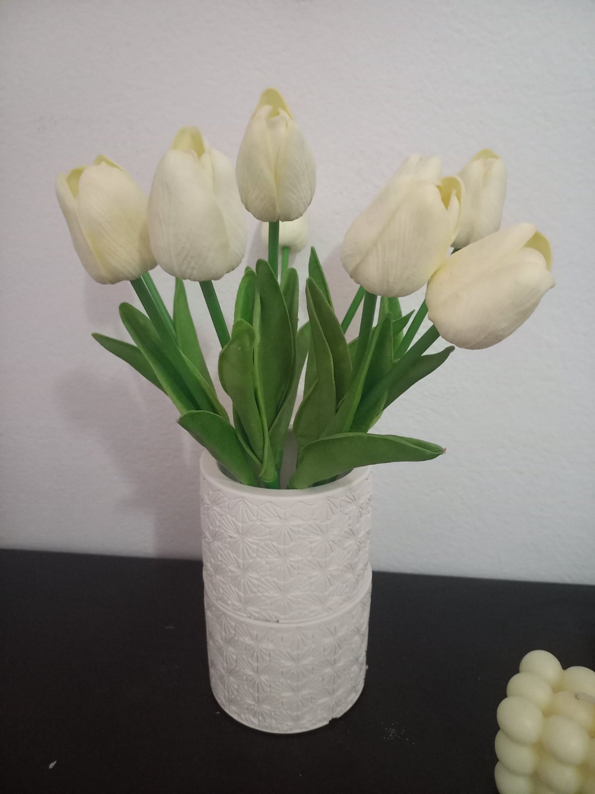 Vase contenant un bouquet de tulipes