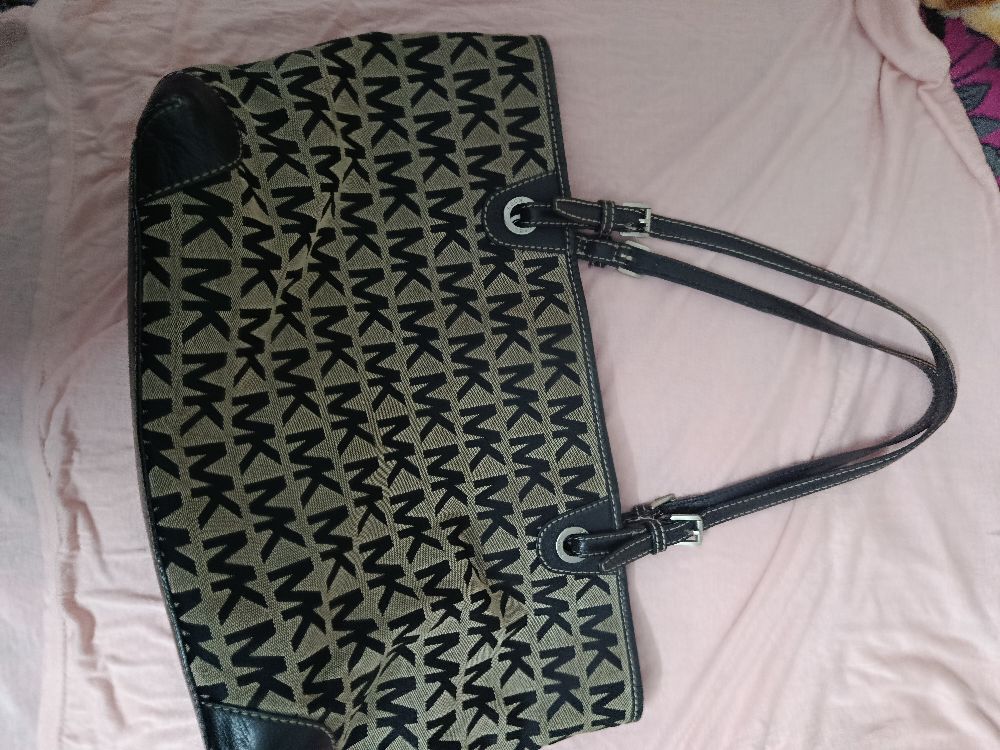 Sac à main Michael Kors monogramé authentique en très bon état avec numéro de série 