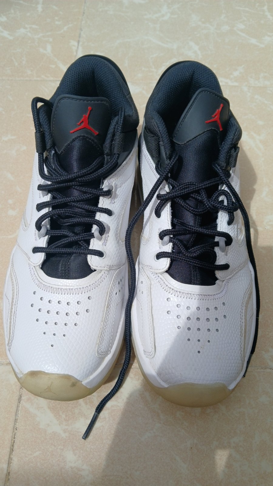 Jordan air max noir est blanc d'origine