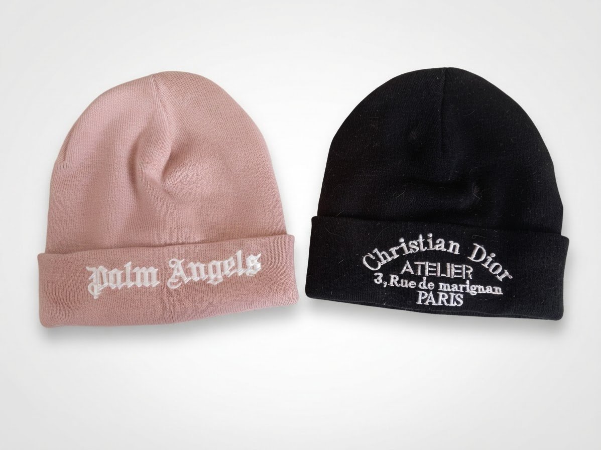Bonnet noir et bonnet rose