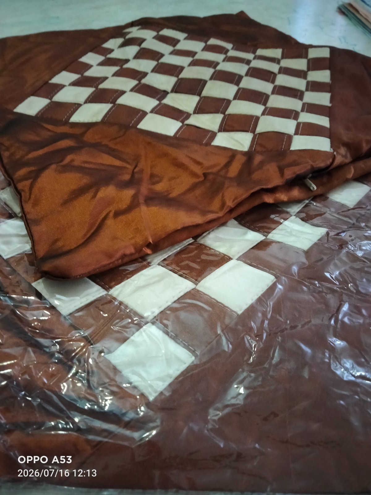 2 coussins carré satinés décoratifs 