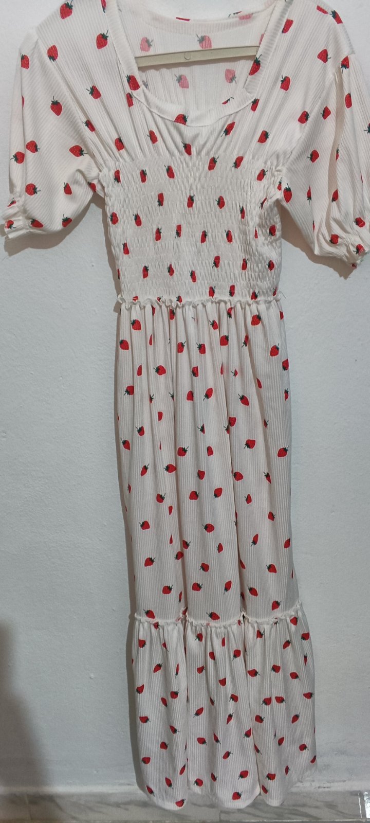Robe blanche avec des fraises 