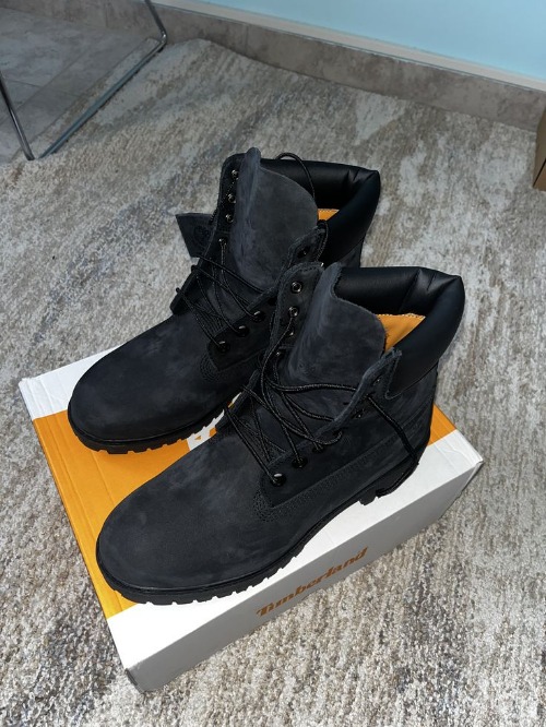 BLACK TIMBERLAND