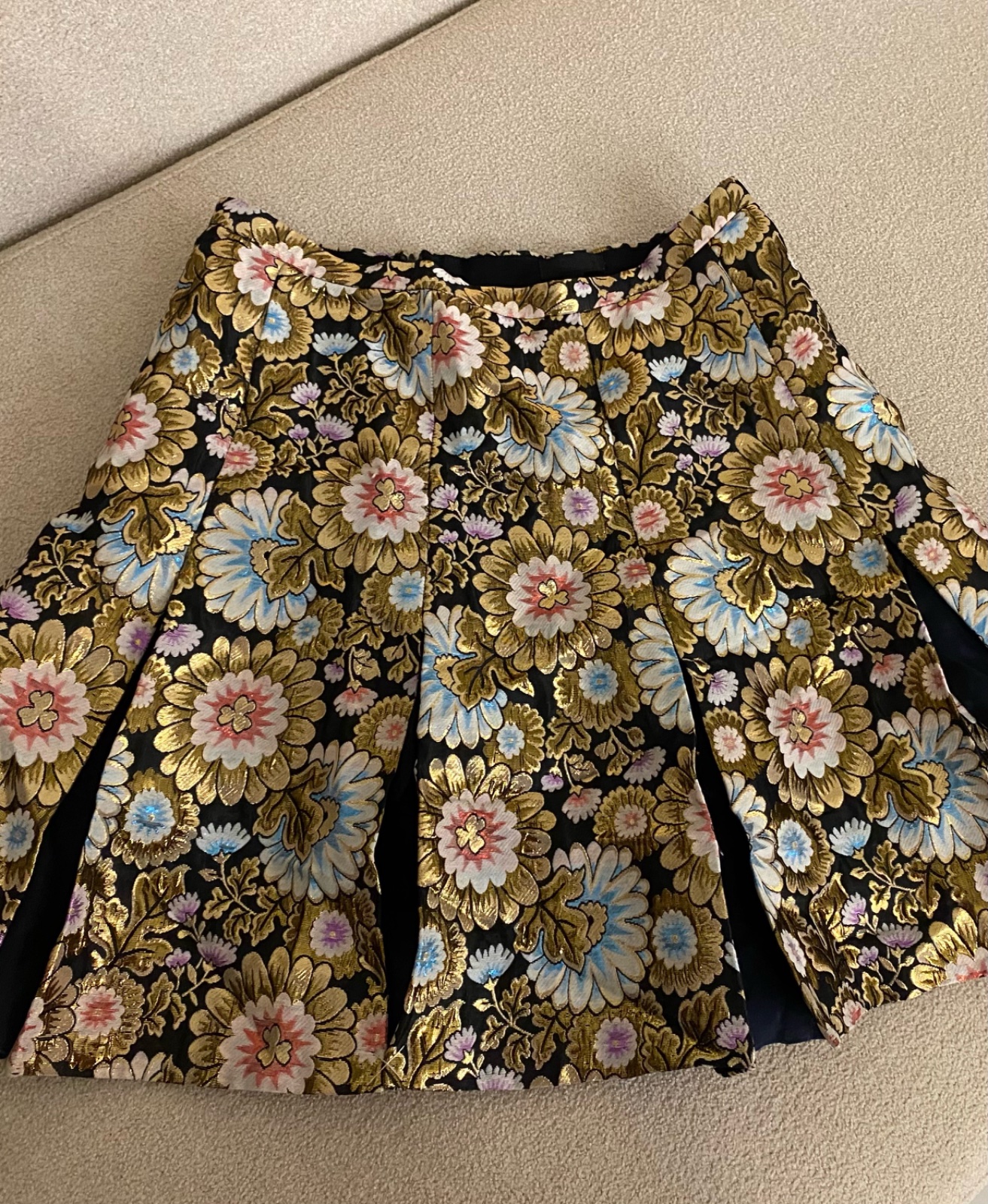 Mini jupe style baroque trés tendance