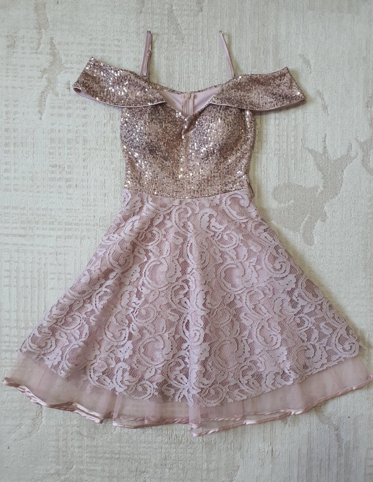 Robe rose dentelle