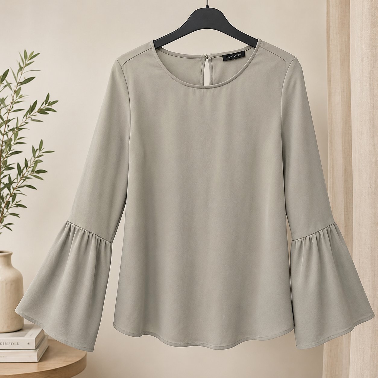 Blouse beige clair élégante à manches évasées