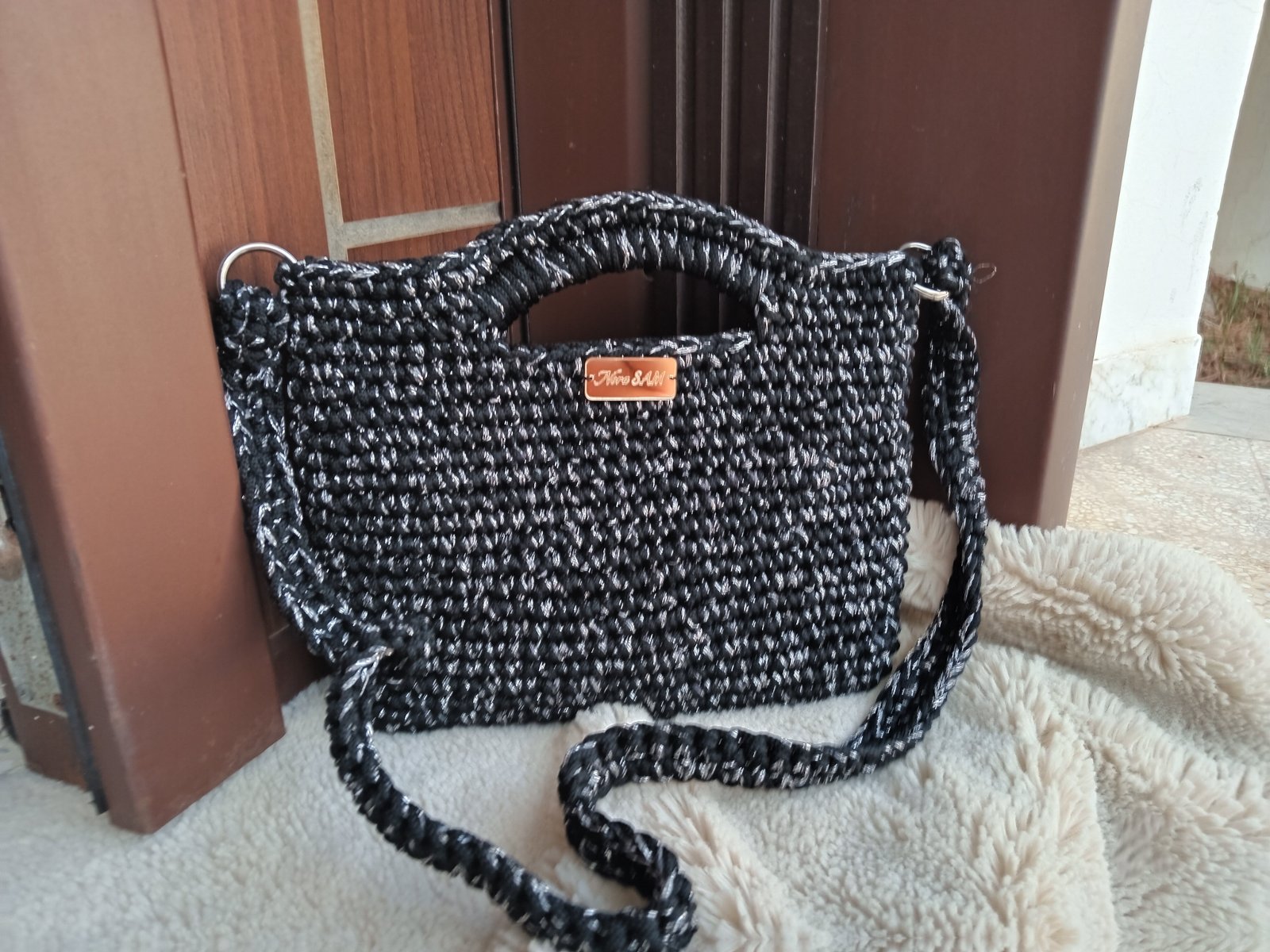 Sac à main en crochet pailleté noir argent avec chaine en crochet