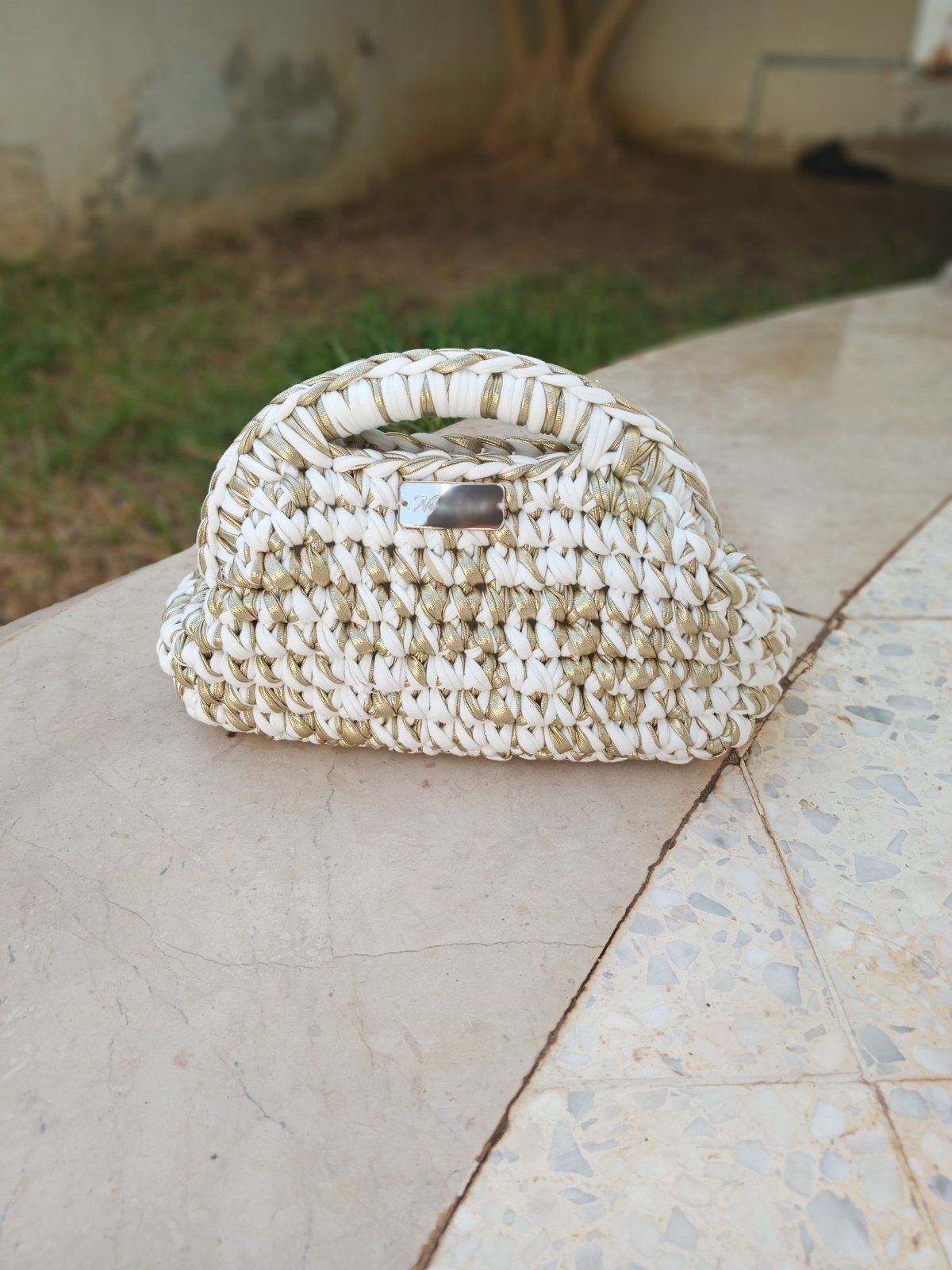 Sac à main en crochet doré et blanc 