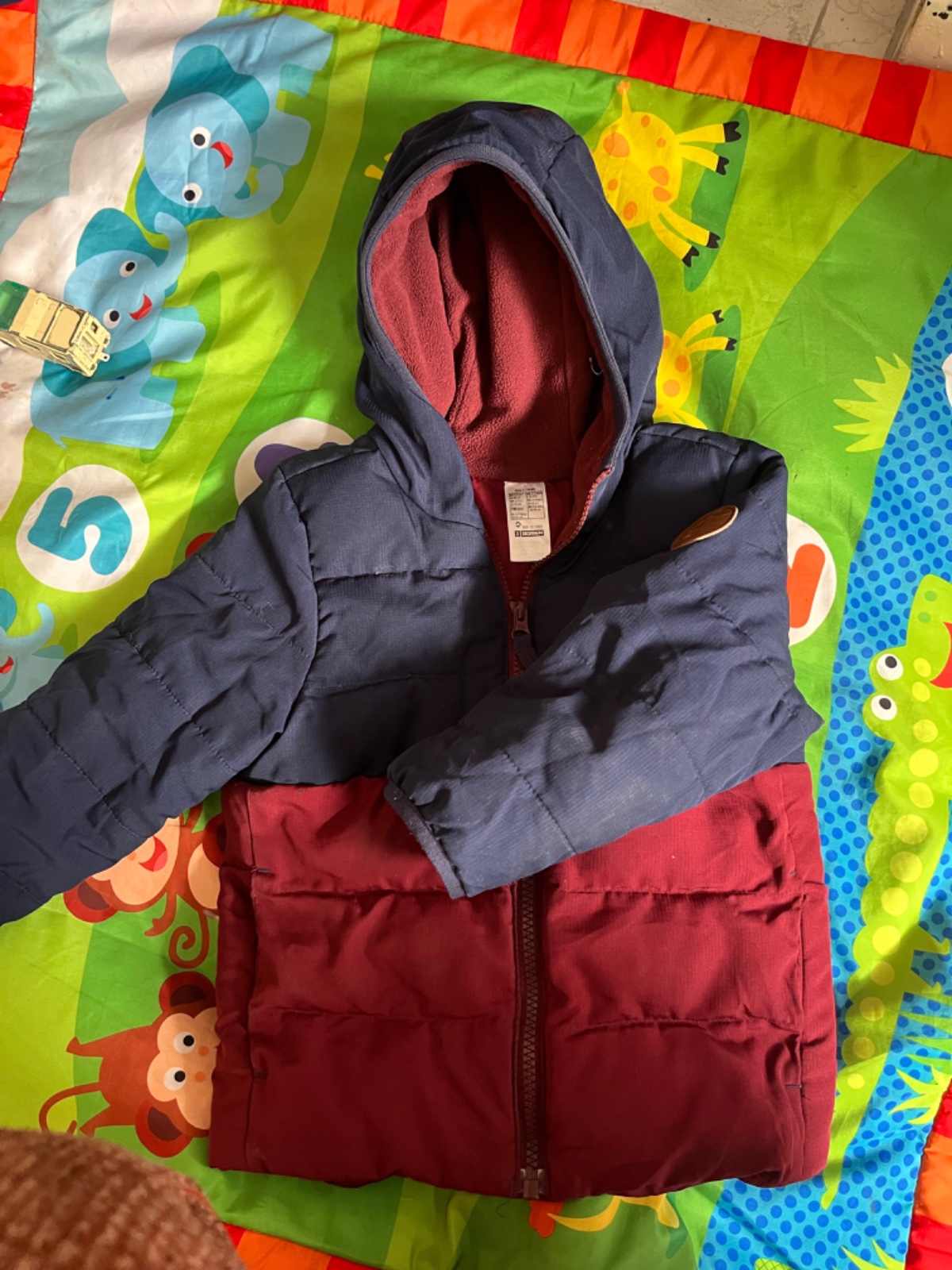 Manteau bleu et rouge
