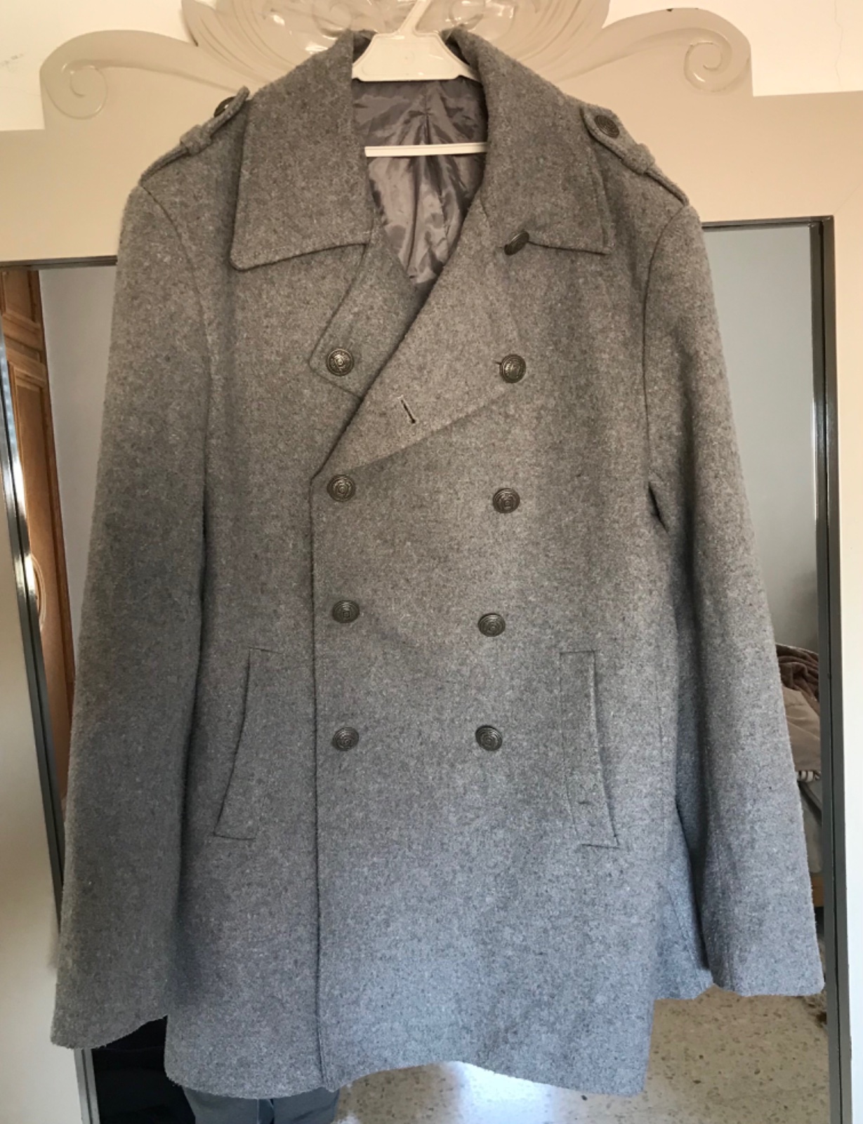 Manteau gris avec boutons trop stylé taille 42 fort/44