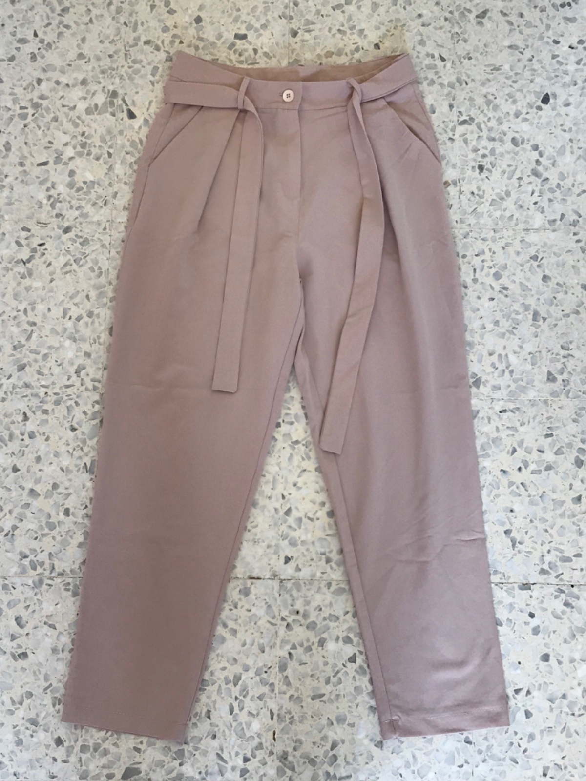 Pantalon beige avec ceinture 