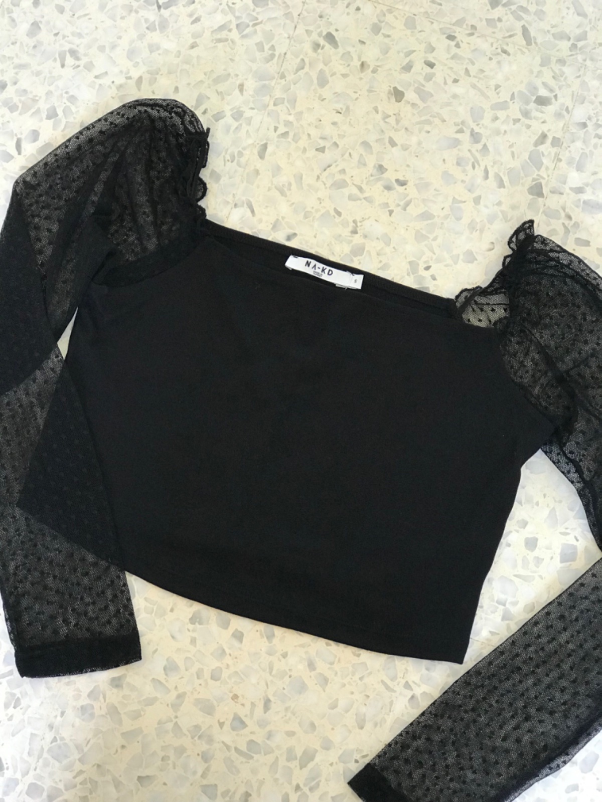 Top noir avec manches transparentes 