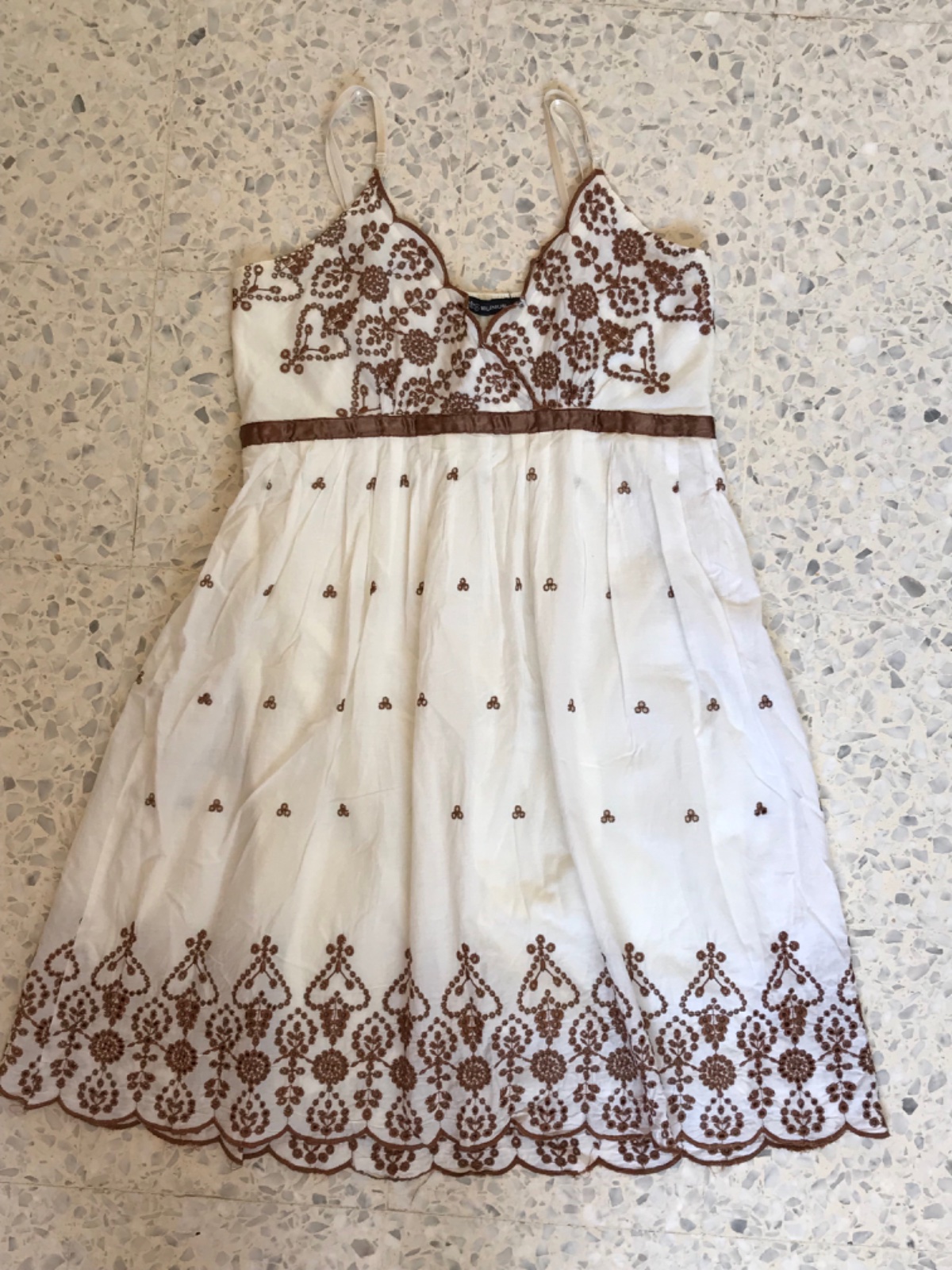 Robe blanche brodée en marron 