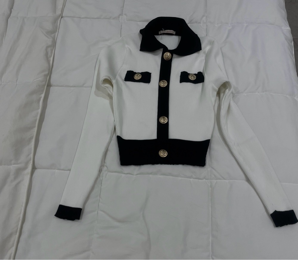 Pull blanc avec des boutons doré