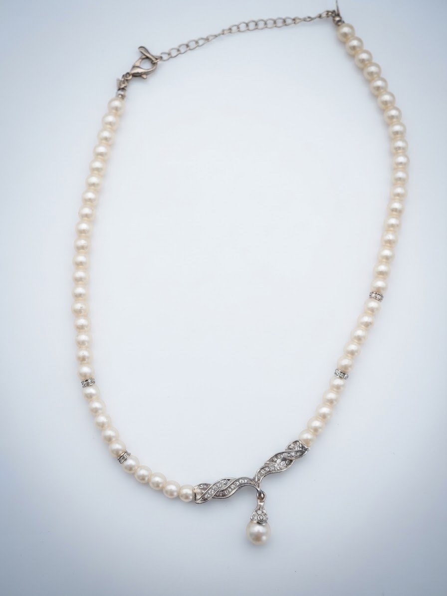 Collier en perle jamais portee