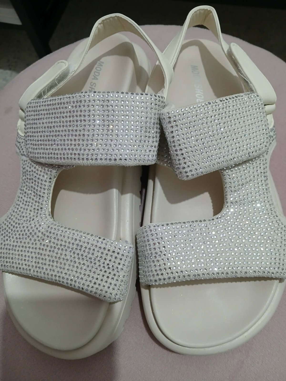 Sandales femme chic à strass – Blanc cassé – Semelle compensée