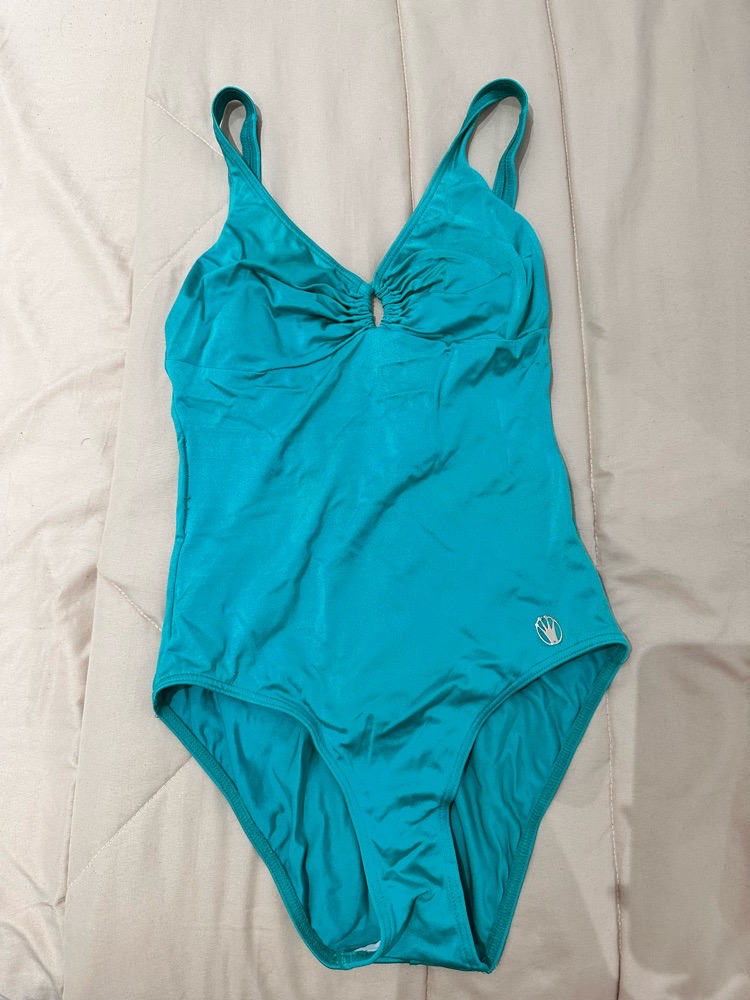 Jolie maillot tres belle couleur 