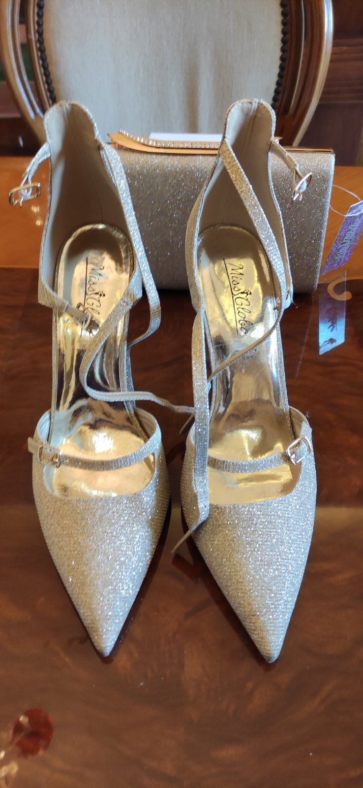 Chaussures à talons et pochette soirée 