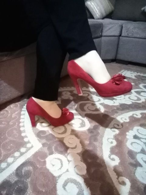 Escarpins en daim rouge marque stockerpoint