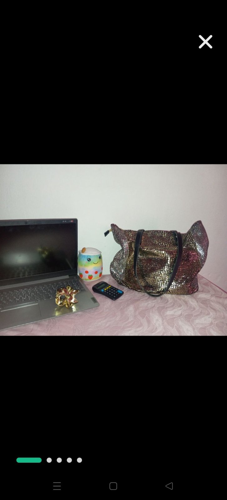 Un joli sac à main dorée et argent