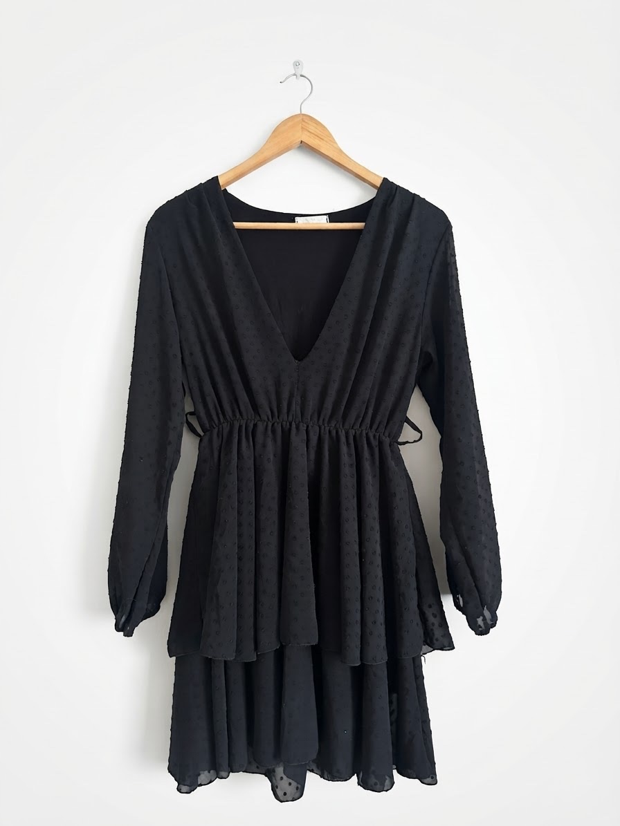 Robe noire à petit pois