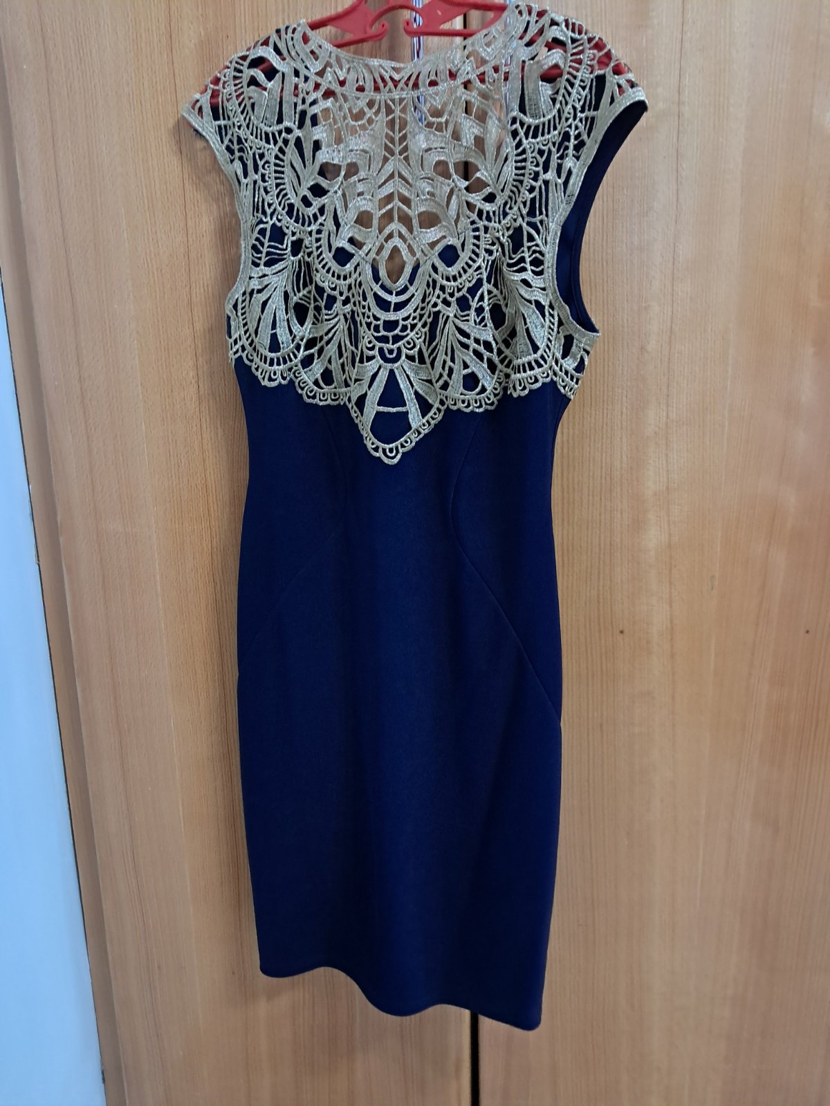 Robe bleue et dorée