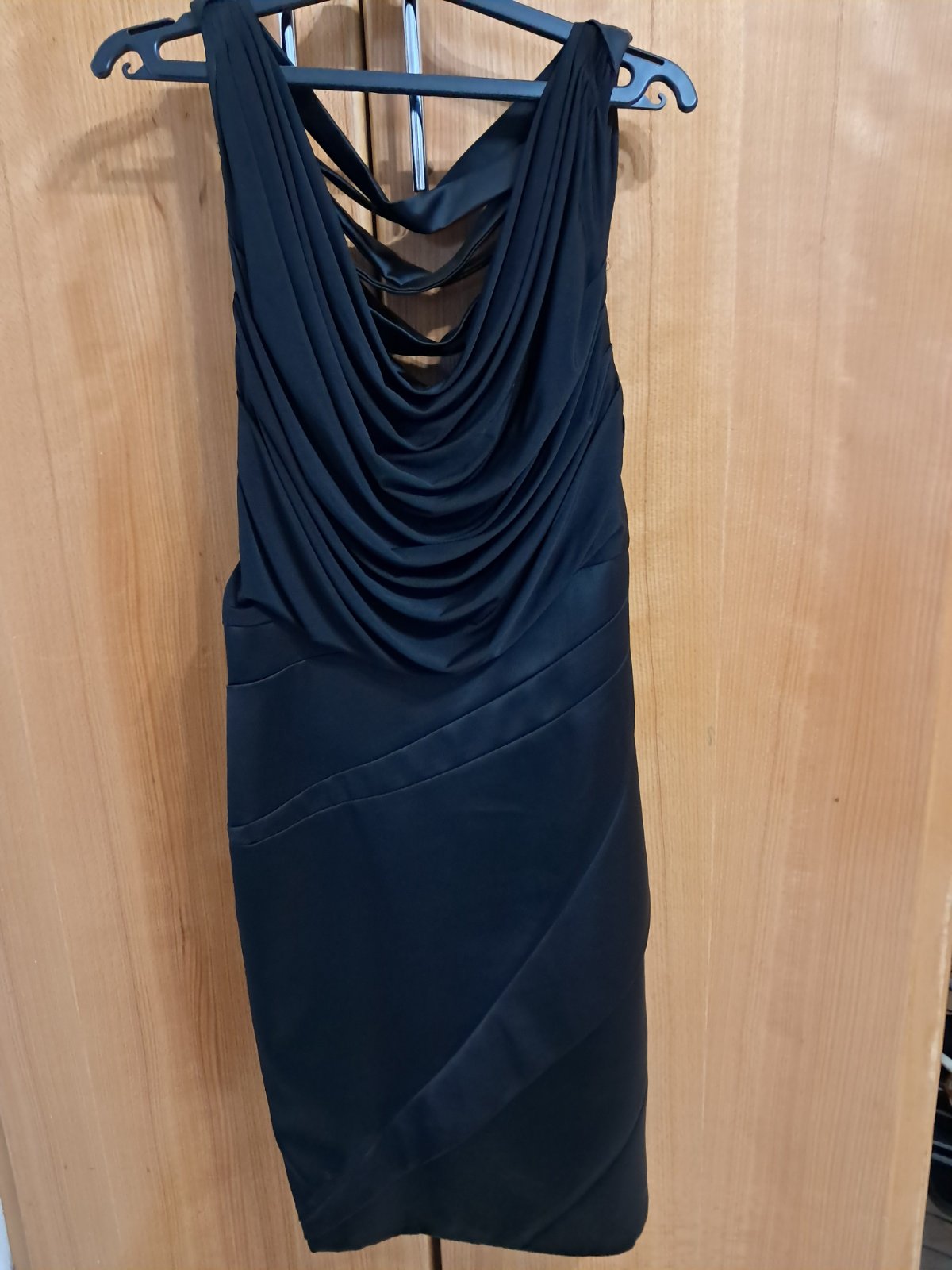 Robe noire, effet satiné en bas