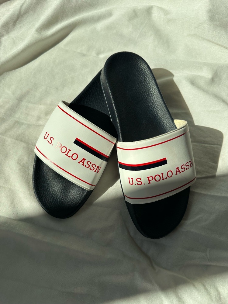 Claquette homme U.S polo assin jamais porté ama feha quelques defauts 