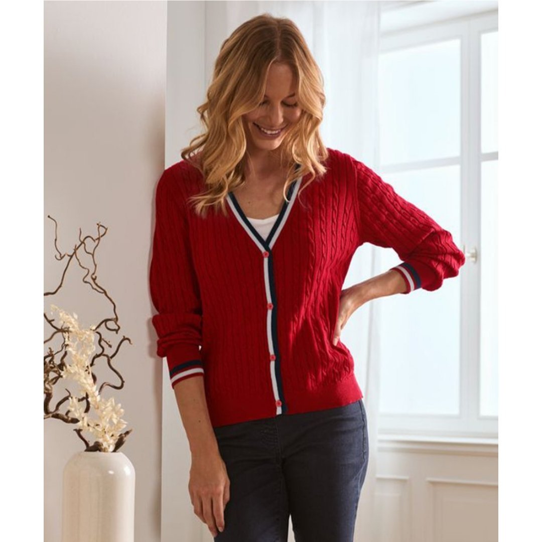 Un cardigan rouge en maille tressée avec des bordures rayées bleues et blanches.  🌹