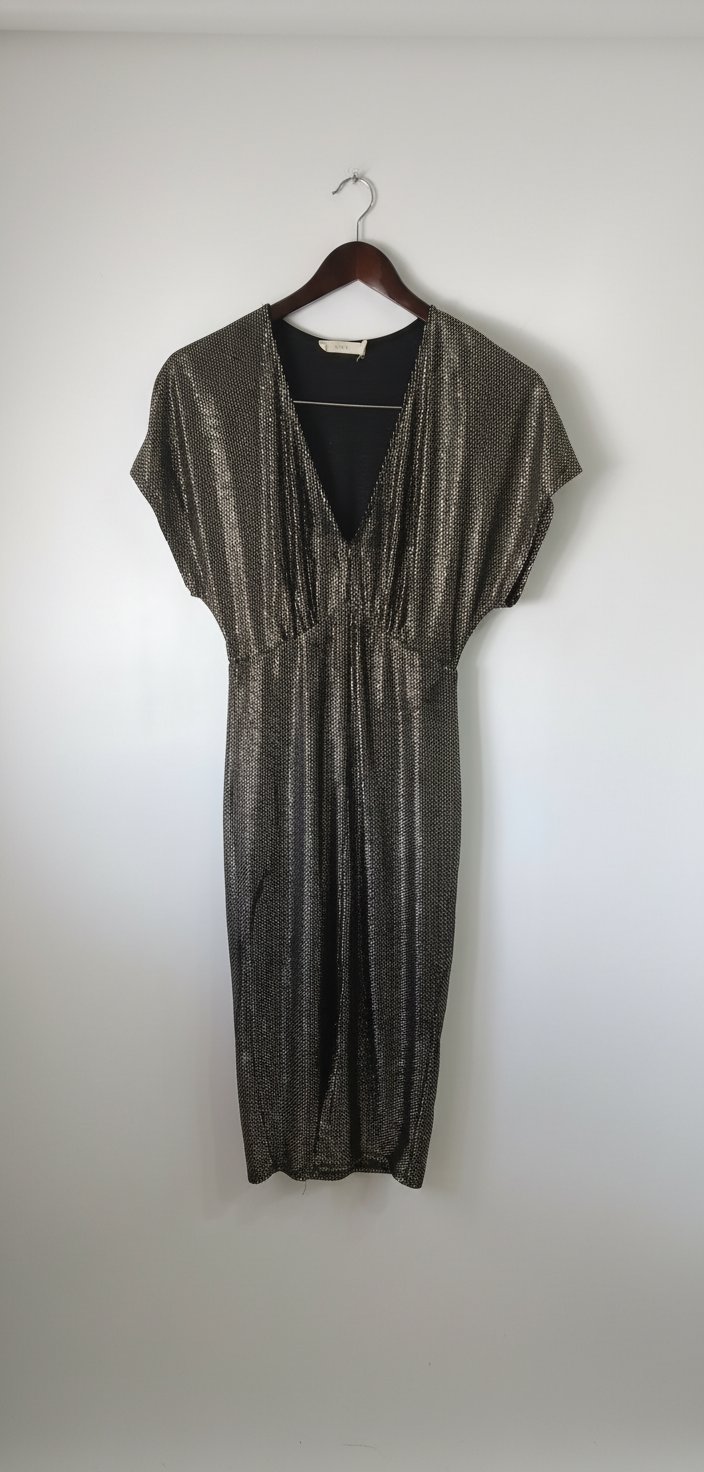 Robe soirée 🖤 Couleur : Noir pailleté argent ✨ Style : Élégant & glamour 👗 Coupe : Fluide, taille marquée, longueur au genou (environ) 💃 Occasions : Soirées, cérémonies, fêtes, réveillon.