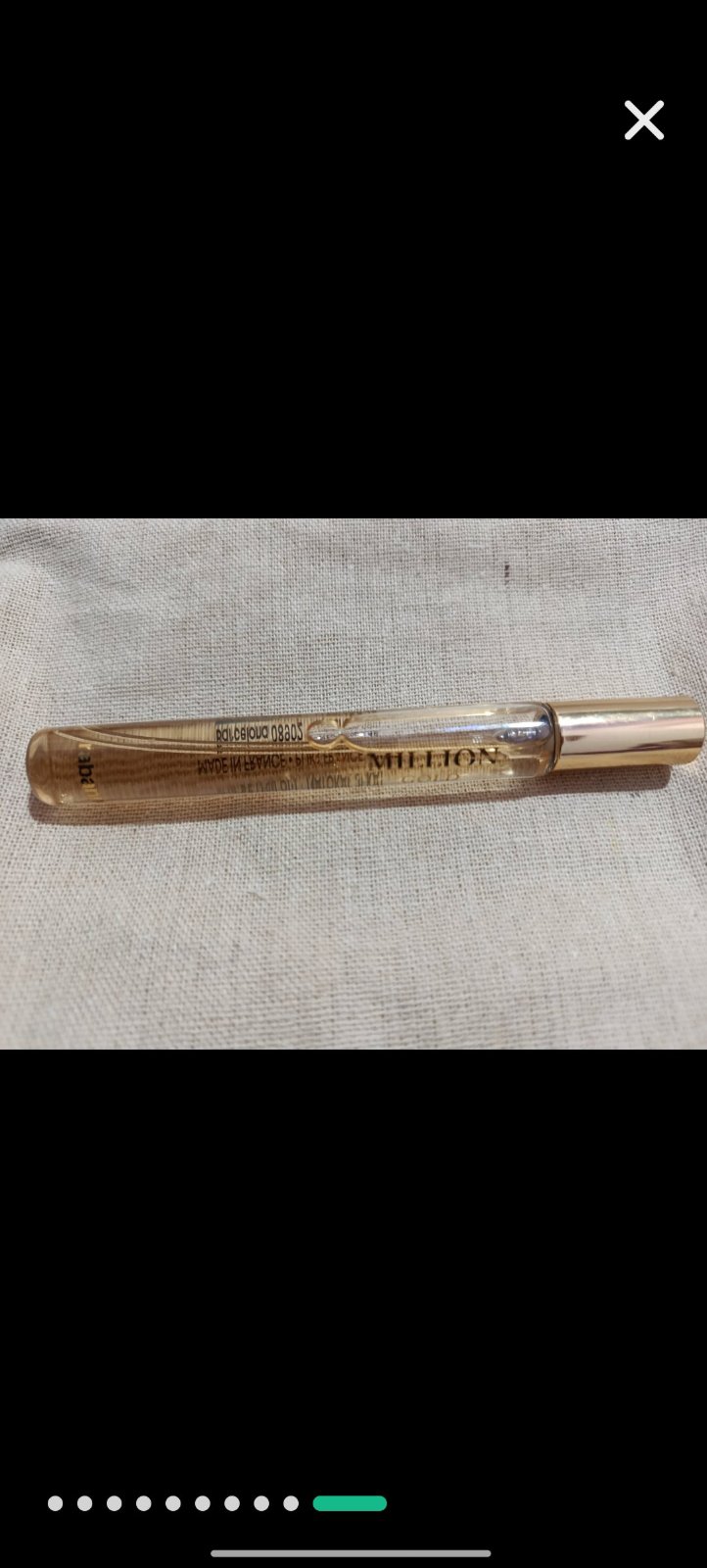 Il s'agit d'un vaporisateur de voyage de 10 ml de l'eau de parfum Million Gold , reconnaissable à son flacon tubulaire transparent, son bouchon doré et l'inscription de la marque