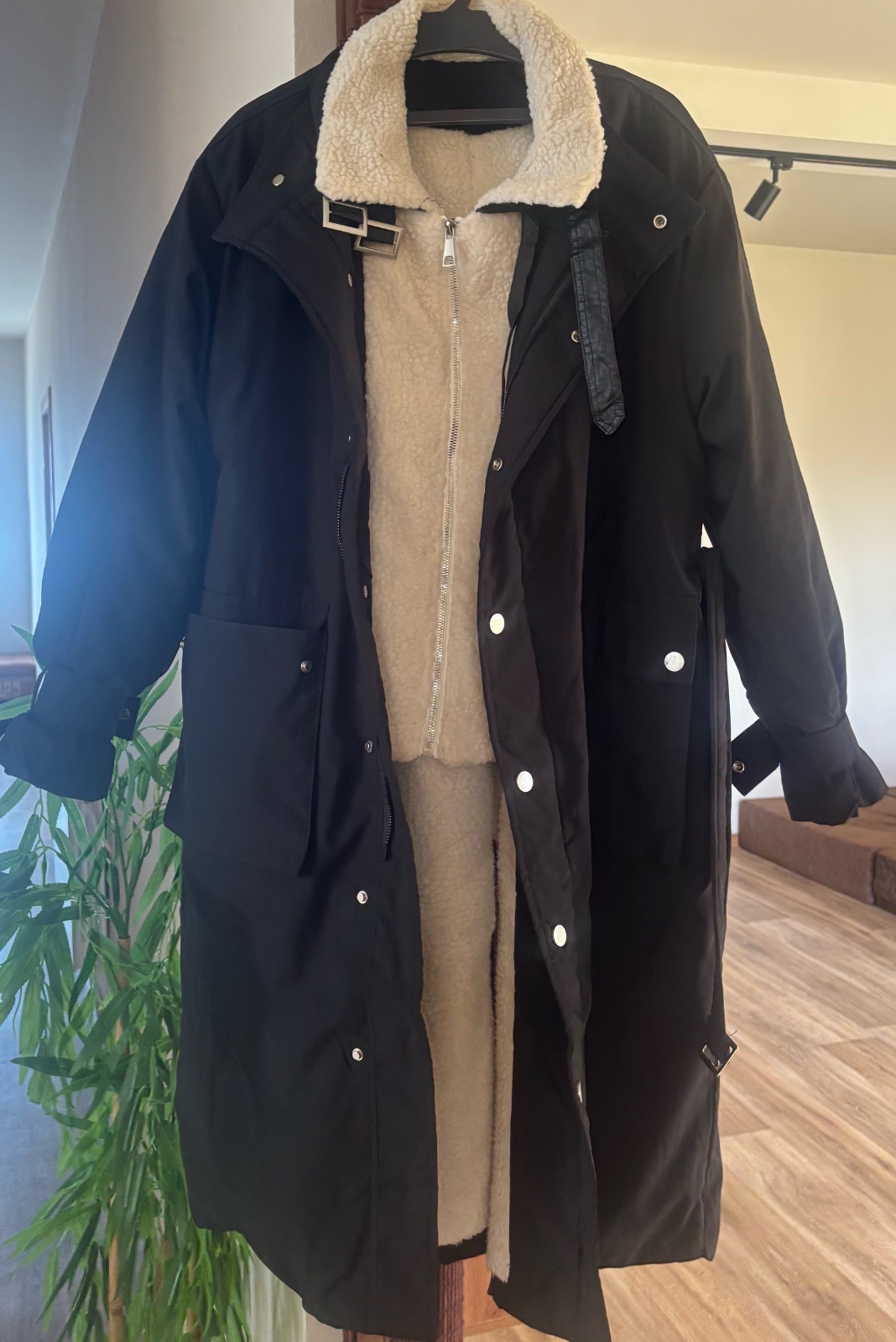 Parka longue noire style trench avec une doublure en bouclette offwhite/blanche. 