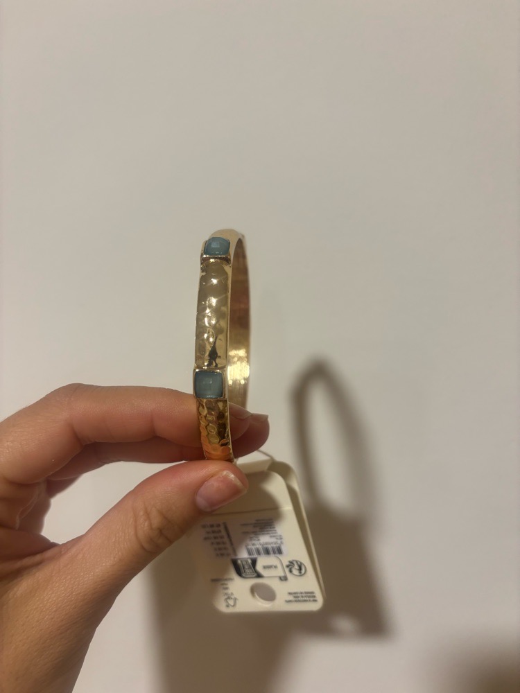 Bracelet manchette martelé doré avec des pierres carrées bleues/vertes