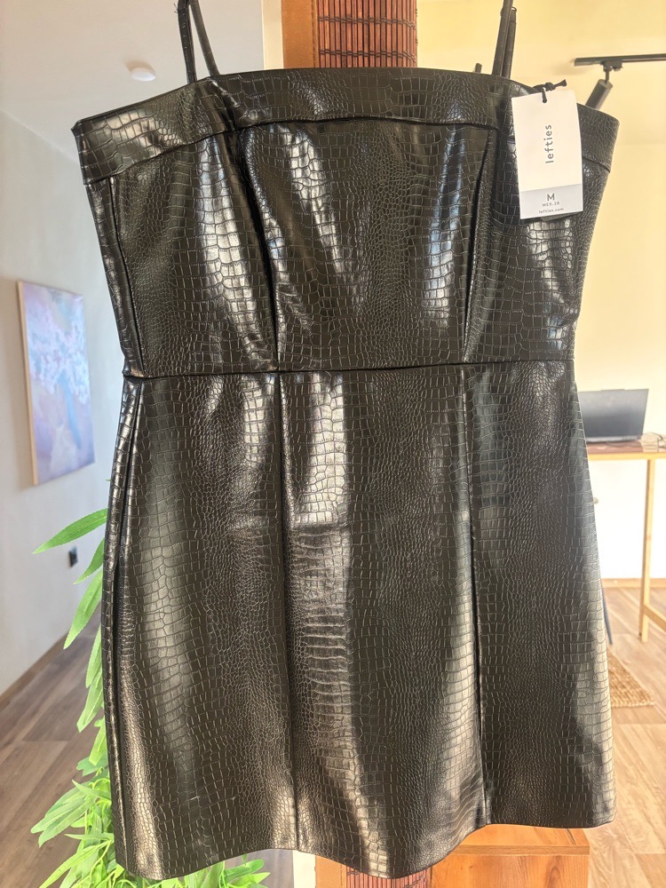 Robe noire similicuir a effet croco