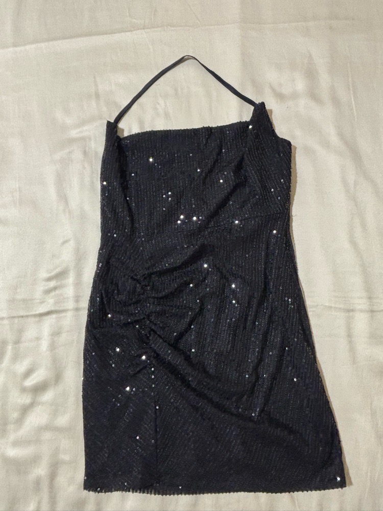 Je vends ma robe boohoo, noire en sequin, neuve avec étiquette  