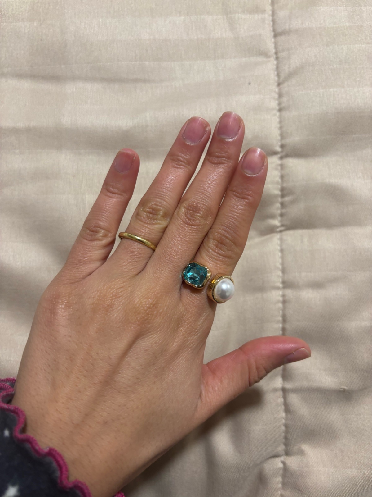 Bague importée  avec une perle et une pierre bleue
