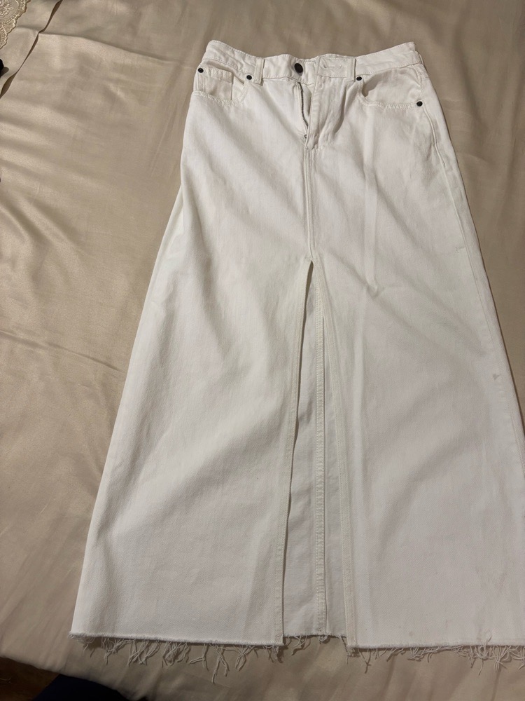 Jupe denim, de la marque reserved, porté une fois, taille s mais convient aussi a M