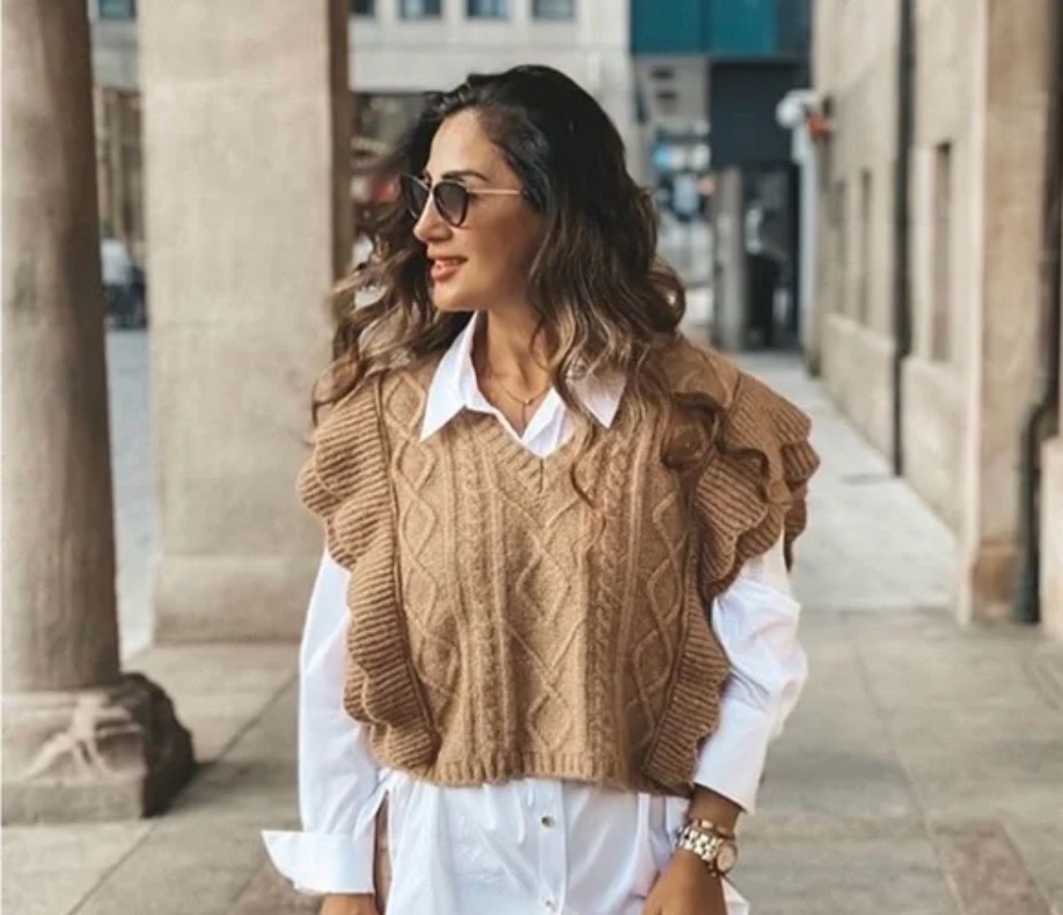 Débardeur en tricot torsadé camel Zara avec des volants. 