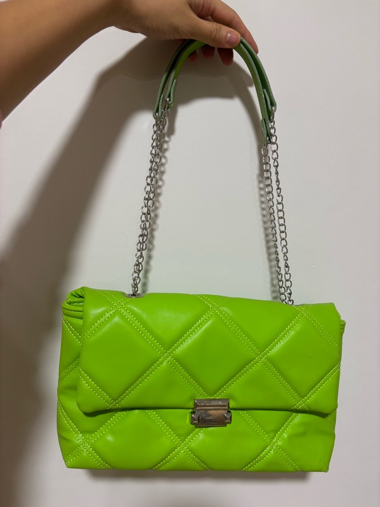 Sac à bandoulière vert pistache à longue chaîne.