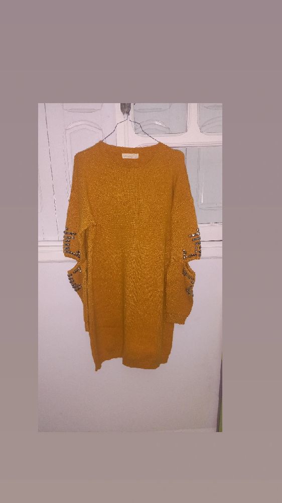 Robe moutarde avec des details super cool aux bras 