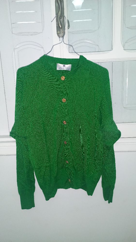 Cardigan vert avec des boutons dorées jamais porté 