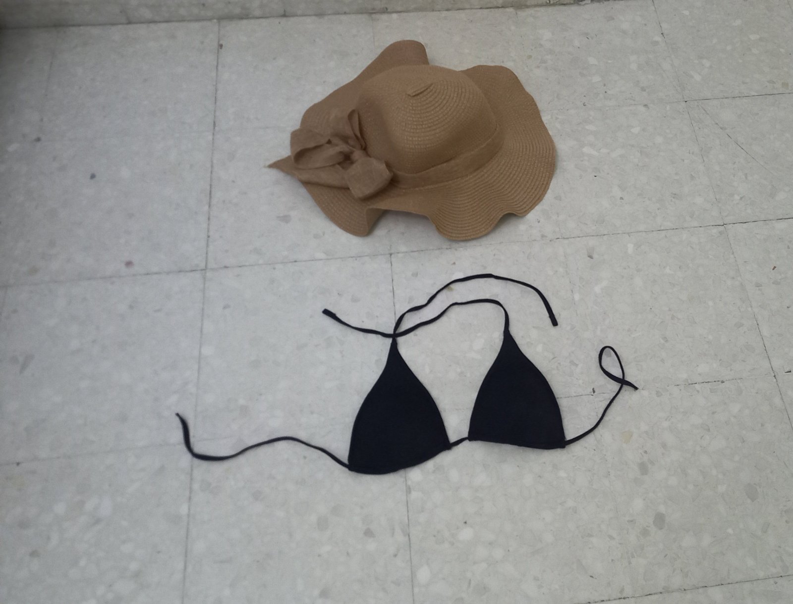 Chapeau et haut bikini triangle 