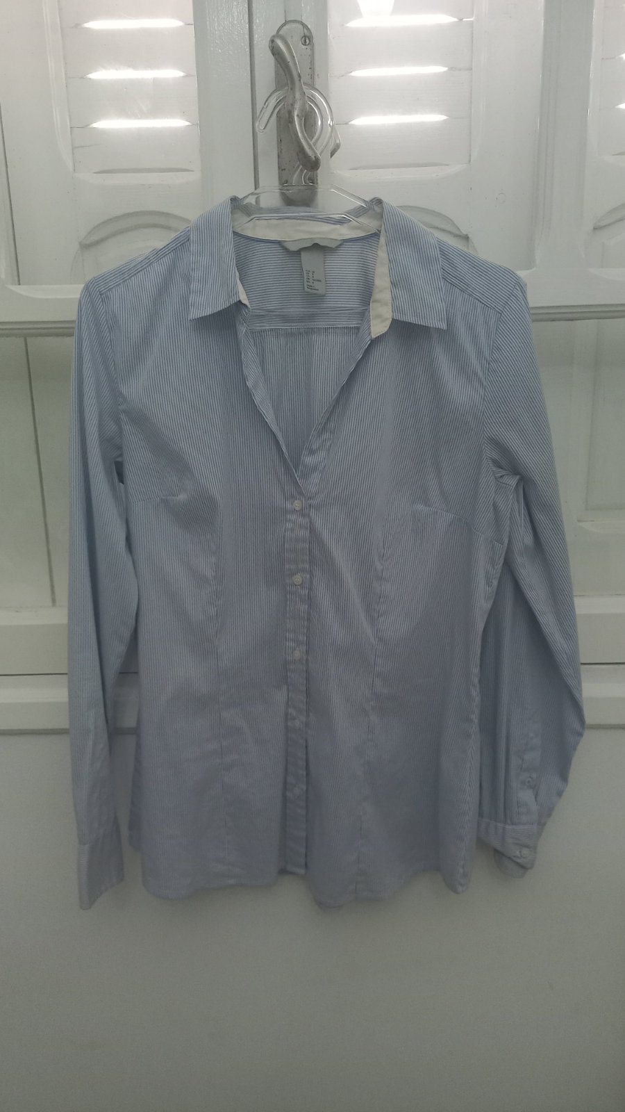Chemise cintrée rayé bleuet blanc col v hm peu portée 