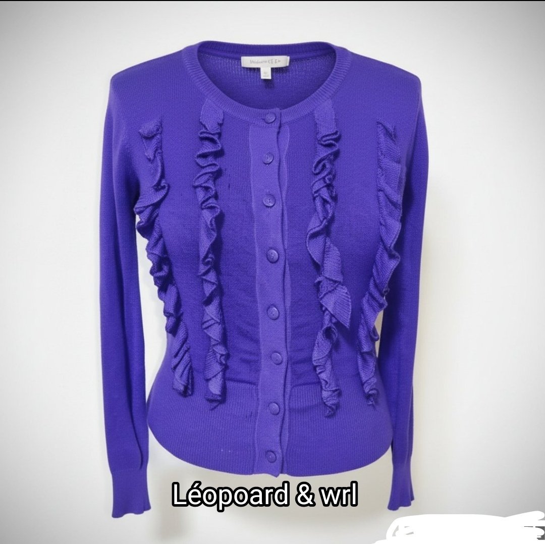 Jolie cardigan violet avec des volants et une fermeture boutonnée 