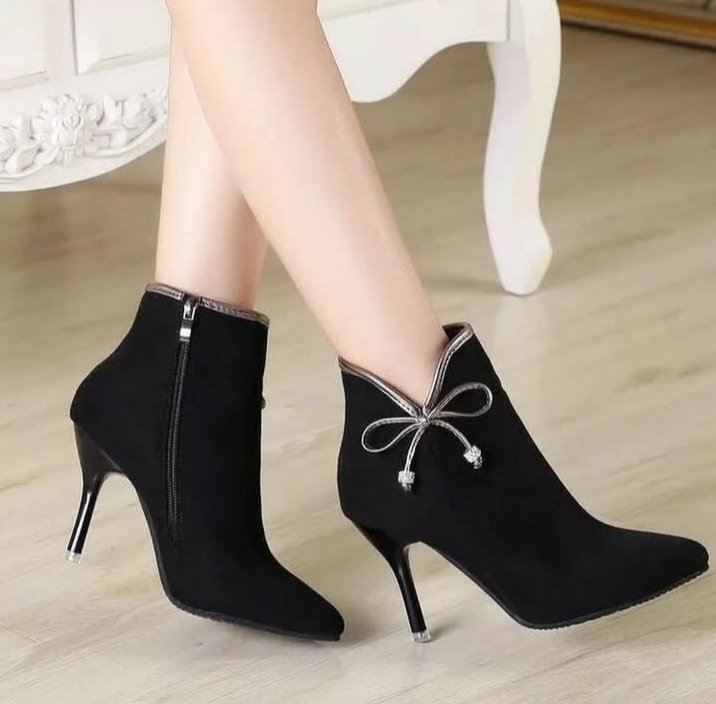 Magnifique bottines a talons en daim