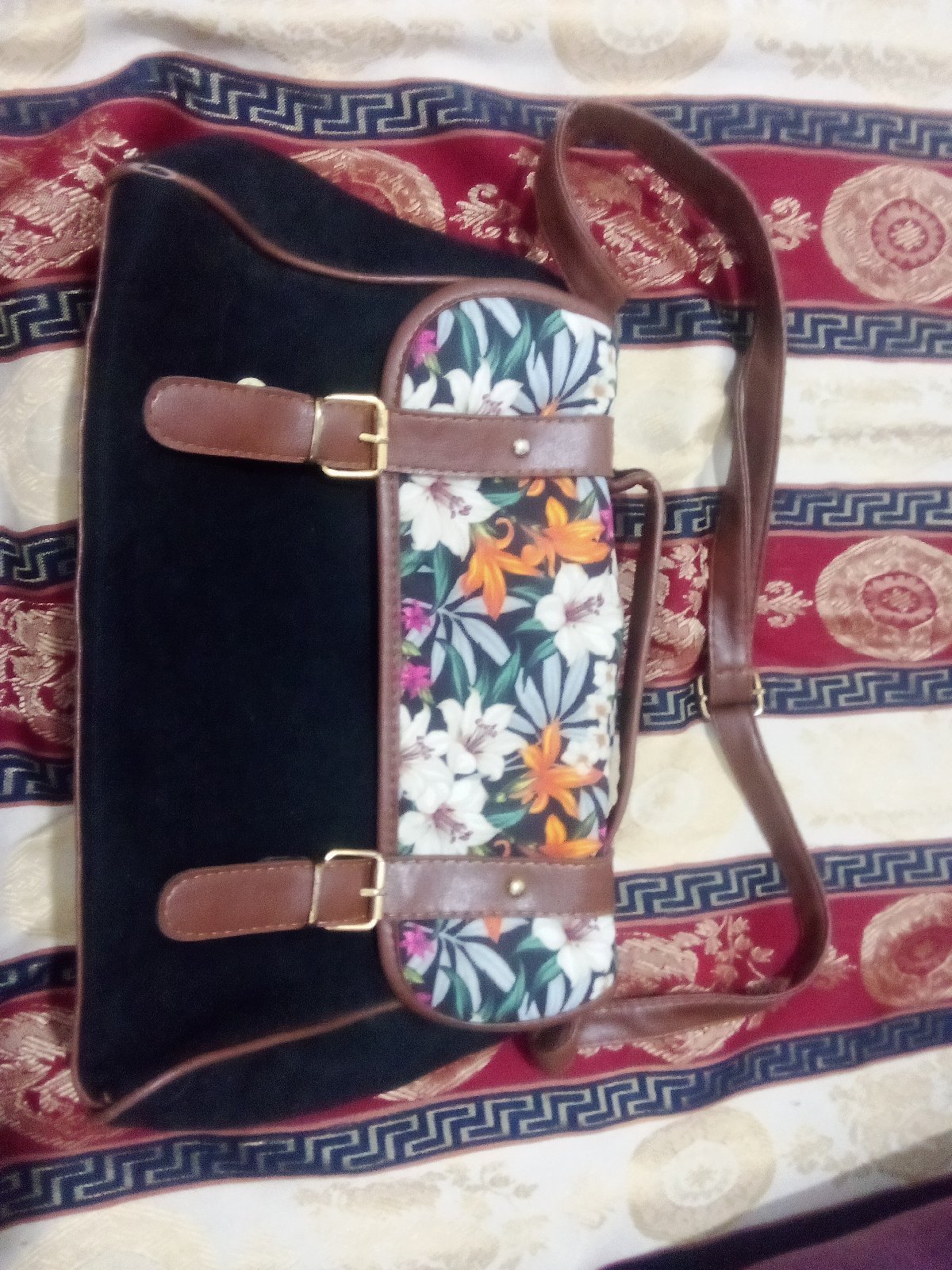 Sac à main noir fleuri